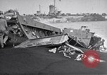 Standbild zerstörten amphibischen Handwerk Iwo Jima, 1945, aus Sekunde 5 historischem Filmmaterial Videoclip 65675036298
