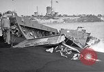 Standbild zerstörten amphibischen Handwerk Iwo Jima, 1945, aus Sekunde 6 historischem Filmmaterial Videoclip 65675036298