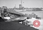 Standbild zerstörten amphibischen Handwerk Iwo Jima, 1945, aus Sekunde 7 historischem Filmmaterial Videoclip 65675036298