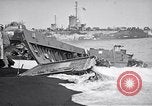 Standbild zerstörten amphibischen Handwerk Iwo Jima, 1945, aus Sekunde 8 historischem Filmmaterial Videoclip 65675036298