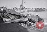 Standbild zerstörten amphibischen Handwerk Iwo Jima, 1945, aus Sekunde 10 historischem Filmmaterial Videoclip 65675036298
