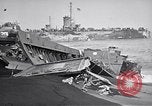 Standbild zerstörten amphibischen Handwerk Iwo Jima, 1945, aus Sekunde 11 historischem Filmmaterial Videoclip 65675036298