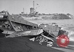 Standbild zerstörten amphibischen Handwerk Iwo Jima, 1945, aus Sekunde 12 historischem Filmmaterial Videoclip 65675036298