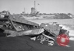 Standbild zerstörten amphibischen Handwerk Iwo Jima, 1945, aus Sekunde 13 historischem Filmmaterial Videoclip 65675036298