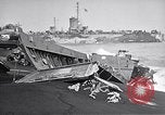 Standbild zerstörten amphibischen Handwerk Iwo Jima, 1945, aus Sekunde 14 historischem Filmmaterial Videoclip 65675036298