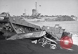 Standbild zerstörten amphibischen Handwerk Iwo Jima, 1945, aus Sekunde 15 historischem Filmmaterial Videoclip 65675036298