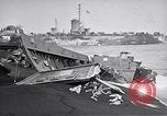 Standbild zerstörten amphibischen Handwerk Iwo Jima, 1945, aus Sekunde 16 historischem Filmmaterial Videoclip 65675036298