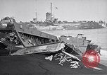 Standbild zerstörten amphibischen Handwerk Iwo Jima, 1945, aus Sekunde 17 historischem Filmmaterial Videoclip 65675036298