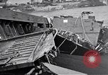Standbild zerstörten amphibischen Handwerk Iwo Jima, 1945, aus Sekunde 19 historischem Filmmaterial Videoclip 65675036298