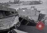Standbild zerstörten amphibischen Handwerk Iwo Jima, 1945, aus Sekunde 21 historischem Filmmaterial Videoclip 65675036298