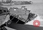 Standbild zerstörten amphibischen Handwerk Iwo Jima, 1945, aus Sekunde 25 historischem Filmmaterial Videoclip 65675036298