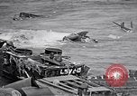 Standbild zerstörten amphibischen Handwerk Iwo Jima, 1945, aus Sekunde 36 historischem Filmmaterial Videoclip 65675036298