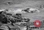 Standbild zerstörten amphibischen Handwerk Iwo Jima, 1945, aus Sekunde 37 historischem Filmmaterial Videoclip 65675036298