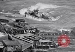 Standbild zerstörten amphibischen Handwerk Iwo Jima, 1945, aus Sekunde 39 historischem Filmmaterial Videoclip 65675036298