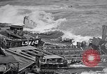 Standbild zerstörten amphibischen Handwerk Iwo Jima, 1945, aus Sekunde 40 historischem Filmmaterial Videoclip 65675036298