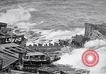 Standbild zerstörten amphibischen Handwerk Iwo Jima, 1945, aus Sekunde 41 historischem Filmmaterial Videoclip 65675036298