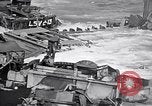 Standbild zerstörten amphibischen Handwerk Iwo Jima, 1945, aus Sekunde 50 historischem Filmmaterial Videoclip 65675036298