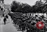 Immagine di US Army marzo a Parigi nella prima guerra mondiale Parigi Francia, 1917, secondo 26 filmato di repertorio 65675036347