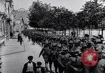 Immagine di US Army marzo a Parigi nella prima guerra mondiale Parigi Francia, 1917, secondo 51 filmato di repertorio 65675036347