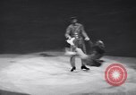 Standbild New York Ice Follies New York City USA, 1937, aus Sekunde 58 historischem Filmmaterial Videoclip 65675036426