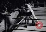 Standbild Vintage wrestling 1930s Florida United States USA, 1937, aus Sekunde 48 historischem Filmmaterial Videoclip 65675036427