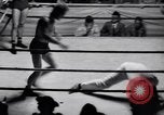 Standbild Vintage wrestling 1930s Florida United States USA, 1937, aus Sekunde 56 historischem Filmmaterial Videoclip 65675036427