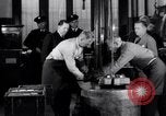 Standbild Casting der Regierung Gold in Barren Philadelphia Pennsylvania USA, 1937, aus Sekunde 13 historischem Filmmaterial Videoclip 65675036430