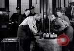 Standbild Casting der Regierung Gold in Barren Philadelphia Pennsylvania USA, 1937, aus Sekunde 16 historischem Filmmaterial Videoclip 65675036430
