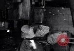 Standbild Casting der Regierung Gold in Barren Philadelphia Pennsylvania USA, 1937, aus Sekunde 17 historischem Filmmaterial Videoclip 65675036430