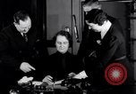 Standbild Casting der Regierung Gold in Barren Philadelphia Pennsylvania USA, 1937, aus Sekunde 54 historischem Filmmaterial Videoclip 65675036430