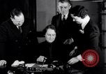 Standbild Casting der Regierung Gold in Barren Philadelphia Pennsylvania USA, 1937, aus Sekunde 55 historischem Filmmaterial Videoclip 65675036430