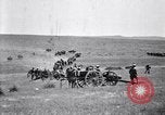 Immagine di Stati Uniti Esercito cavalleria e unità di artiglieria sulle manovre in Marfa Texas Marfa Texas USA, 1923, secondo 49 filmato di repertorio 65675036446