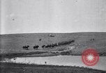 Immagine di Stati Uniti Esercito 8° reggimento di cavalleria acqua i loro cavalli dopo manovre Marfa Texas USA, 1923, secondo 19 filmato di repertorio 65675036447