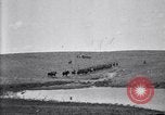 Immagine di Stati Uniti Esercito 8° reggimento di cavalleria acqua i loro cavalli dopo manovre Marfa Texas USA, 1923, secondo 21 filmato di repertorio 65675036447