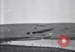 Immagine di Stati Uniti Esercito 8° reggimento di cavalleria acqua i loro cavalli dopo manovre Marfa Texas USA, 1923, secondo 23 filmato di repertorio 65675036447