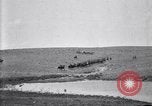Immagine di Stati Uniti Esercito 8° reggimento di cavalleria acqua i loro cavalli dopo manovre Marfa Texas USA, 1923, secondo 24 filmato di repertorio 65675036447