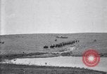 Immagine di Stati Uniti Esercito 8° reggimento di cavalleria acqua i loro cavalli dopo manovre Marfa Texas USA, 1923, secondo 25 filmato di repertorio 65675036447
