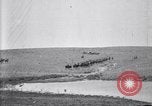 Immagine di Stati Uniti Esercito 8° reggimento di cavalleria acqua i loro cavalli dopo manovre Marfa Texas USA, 1923, secondo 26 filmato di repertorio 65675036447