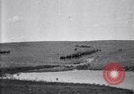 Immagine di Stati Uniti Esercito 8° reggimento di cavalleria acqua i loro cavalli dopo manovre Marfa Texas USA, 1923, secondo 27 filmato di repertorio 65675036447