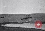 Immagine di Stati Uniti Esercito 8° reggimento di cavalleria acqua i loro cavalli dopo manovre Marfa Texas USA, 1923, secondo 28 filmato di repertorio 65675036447