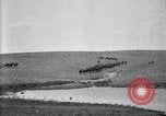Immagine di Stati Uniti Esercito 8° reggimento di cavalleria acqua i loro cavalli dopo manovre Marfa Texas USA, 1923, secondo 29 filmato di repertorio 65675036447
