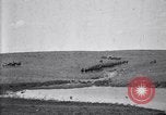 Immagine di Stati Uniti Esercito 8° reggimento di cavalleria acqua i loro cavalli dopo manovre Marfa Texas USA, 1923, secondo 30 filmato di repertorio 65675036447
