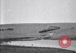 Immagine di Stati Uniti Esercito 8° reggimento di cavalleria acqua i loro cavalli dopo manovre Marfa Texas USA, 1923, secondo 33 filmato di repertorio 65675036447