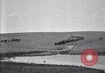 Immagine di Stati Uniti Esercito 8° reggimento di cavalleria acqua i loro cavalli dopo manovre Marfa Texas USA, 1923, secondo 34 filmato di repertorio 65675036447