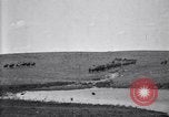 Immagine di Stati Uniti Esercito 8° reggimento di cavalleria acqua i loro cavalli dopo manovre Marfa Texas USA, 1923, secondo 35 filmato di repertorio 65675036447