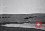 Immagine di Stati Uniti Esercito 8° reggimento di cavalleria acqua i loro cavalli dopo manovre Marfa Texas USA, 1923, secondo 36 filmato di repertorio 65675036447