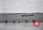 Immagine di Stati Uniti Esercito 8° reggimento di cavalleria acqua i loro cavalli dopo manovre Marfa Texas USA, 1923, secondo 46 filmato di repertorio 65675036447
