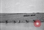 Immagine di Stati Uniti Esercito 8° reggimento di cavalleria acqua i loro cavalli dopo manovre Marfa Texas USA, 1923, secondo 47 filmato di repertorio 65675036447