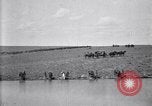 Immagine di Stati Uniti Esercito 8° reggimento di cavalleria acqua i loro cavalli dopo manovre Marfa Texas USA, 1923, secondo 48 filmato di repertorio 65675036447