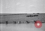 Immagine di Stati Uniti Esercito 8° reggimento di cavalleria acqua i loro cavalli dopo manovre Marfa Texas USA, 1923, secondo 49 filmato di repertorio 65675036447